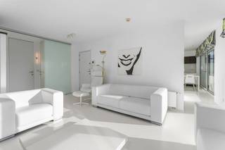 <p><span>Heel mooi, gemeubeld dakappartement aan de Jachthaven van Blankenberge op de 10de verdieping in een recent gebouw. Woonkamer met veel lichtinval. Open ingerichte keuken voorzien van alle comfort. Masterbedroom voorzien van tweepersoonsbed, met aansluitende badkamer voorzien van inloopdouche en lavabo. Tweede slaapkamer met stapelbed en kleine douchekamer. Ruim terras aan de voorzijde die een prachtig open zicht biedt over Jachthaven en hinterland, toegankelijk vanuit woonkamer en keuken. Tweede terras aan de achterzijde. Privatieve kelder. + 100 euro gemeenschappelijke kosten.</span></p><p><span> </span></p><p><span>Bezoekaanvragen zijn enkel telefonisch mogelijk op het nummer 050/41 96 86.</span></p>