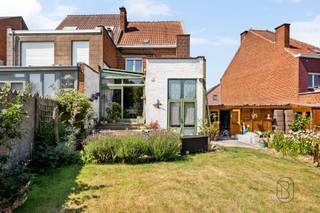 <p>Instapklare gezinswoning met 3 slaapkamers, 2 garages, ruime tuin en bouwgrond!</p><p>Deze verzorgde gezinswoning is gelegen op een perceel van 831 m² en biedt een aangename combinatie van ruimte, comfort en energiezuinig wonen. Dankzij de ruime leefruimtes, drie slaapkamers, twee garages en de volledig afgesloten tuin is dit de ideale woning voor gezinnen die op zoek zijn naar rust en functionaliteit.</p><p>Indeling: inkomhal, lichtrijke woonkamer, eetkamer, keuken, veranda en een apart toilet. Op de eerste verdieping bevinden zich twee ruime slaapkamers, een badkamer en een bureau, ideaal als thuiswerkplek of hobbyruimte. De tweede verdieping omvat een derde slaapkamer en een extra zolderberging.</p><p>De woning is bovendien volledig onderkelderd en beschikt over twee garages, waarvan één voorzien is van een sectionale poort. Op de oprit en in de straat is er parkeergelegenheid voor vier wagens. Daarbij bevinden de garages zich op een perceel bouwgrond.</p><p>Buiten geniet je van een volledig afgesloten tuin met terras, een vijver en een serre. Verder is de woning uitgerust met een regenwaterput van 5.000 liter, 14 zonnepanelen, een nieuwe boiler in de keuken en een CV-ketel uit 2024. Alle ramen werden in 2017 vernieuwd naar PVC met dubbele beglazing en rolluiken. Met een gunstig EPC-label C biedt deze woning bovendien een mooie energetische basis.</p><p>Te koop via Immo Beguin, jouw vastgoedexpert sinds 2009.<br />✉️ emmy@immobeguin.be</p>