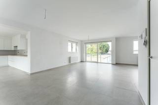 Ontdek dit zeer mooi appartement met 2 slaapkamers in Rumbeke. <br /><br />De indeling is als volgt: <br />- Inkomhall <br />- Toilet<br />- 2 slaapkamers <br />- Terras<br />- Badkamer met douche en dubbel lavabo<br />- Keuken<br />- Leefruimte<br />- Balkon<br />- Berging <br /><br />-&gt; Mogelijkheid om een garage aan te kopen: 25.000 euro (excl. kosten)<br />-&gt; Mogelijkheid om een autostaanplaats aan te kopen: 12.500 euro (excl. kosten)<br /><br />Plan snel uw bezoek in via www.albert.immo of bel naar Angelique op 0484/74 25 68.
