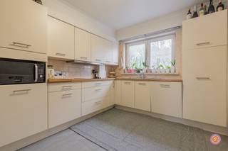 Vandaag nemen we je mee naar de rustige gemeente Bornem. De gemeente staat bekend voor zijn wondermooie fietsroutes doorheen de natuur en natuurlijk de alombekende dodentocht. Scholen, recreatiecentra en openbaar vervoer bevinden zich in een straal van 1km. Verder bevinden zich ook winkels en lokale restaurants op wandelafstand.<br /><br />In dit gebouw bieden we vier vernieuwde appartementen aan van dit type.<br /><br />Elk appartement beschikt over een inkomhal, een ruime en lichtrijke leefruimte, een volledig geïnstalleerde keuken, een praktische, ruime berging en een gastentoilet.<br />De appartementen beschikken verder telkens over twee ruime slaapkamers, een apart toilet en een badkamer met inloopdouche, dubbele lavabo en toilet.<br /><br />Via de uitschuifbare trap kunnen we de zolderruimte terugvinden die momenteel dienst doet als opbergruimte.<br /><br />Bovendien beschikken de appartementen over een ruim terras waar je aangenaam kan vertoeven.<br /><br />De appartementen worden momenteel verhuurd wat ervoor zorgt dat dit een ideale investering is.<br />Bovendien beschikken de appartement over een gunstig EPC-label B.<br /><br />Heb je interesse in een vernieuwd duplex appartement?<br />Neem gerust contact op via roy@julimmo.be of 0498 62 74 71.