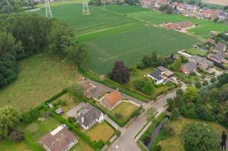 Op een rustige en groene locatie in Bazel bevindt zich deze statige open bebouwing met een uitstekende basis en een ruim perceel. De woning combineert een charmante uitstraling met een degelijke structuur en biedt tal van mogelijkheden om volledig naar eigen smaak te moderniseren. Dankzij de ruime oprit, dubbele garage en aparte werkplaats is dit bovendien een ideale eigendom voor wie op zoek is naar extra (berg)ruimte. <br /><br />Gelijkvloers<br />- Ruime inkomhal met aangename ontvangst<br />- Charmante en lichtrijke leefruimte<br />- Aparte keuken<br />- Praktische berging<br />- Dubbele garage<br />- Aparte werkplaats/polyvalente ruimte,... <br /><br />Eerste verdieping<br />- 3 volwaardige slaapkamers<br />- Badkamer<br /><br />Tuin<br />- Gezellig terras om volop van de buitenomgeving te genieten<br />- Ruime oprit met voldoende parkeergelegenheid<br /><br />Algemeen<br />- Open bebouwing op een ruim perceel<br />- Statige woning met een degelijke structuur<br />- Verwarming op stookolie<br />- Rustige en groene ligging in het geliefde Bazel<br />- Ideale basis voor wie een woning volledig naar eigen wensen wil inrichten<br /><br />Op zoek naar een karaktervolle woning met ruimte, potentieel en een prachtige groene ligging? Dan is deze eigendom in Bazel beslist een bezoek waard. Ontdek zelf de mogelijkheden tijdens een bezichtiging.