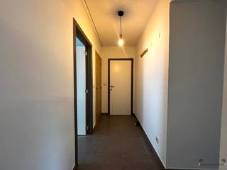 <p><span>APPARTEMENT MODERNE À HAMME - IDÉAL POUR UN MODE DE VIE CONTEMPORAIN</span></p><p><span> </span></p><p><span>Cet appartement moderne situé à Hamme offre une combinaison idéale de confort, de style et d'emplacement pratique. D'une surface habitable totale de 101 m², ce logement dispose de tout ce dont vous avez besoin pour une vie agréable.</span></p><p><span> </span></p><p><span>AGENCEMENT ET PIÈCES</span></p><p><span> </span></p><p><span>L'appartement comprend deux chambres spacieuses qui bénéficient d'une lumière naturelle abondante et dégagent une atmosphère ouverte et aérée grâce à leurs cloisons vitrées modernes. La première chambre est idéale comme chambre parentale, tandis que la seconde se prête parfaitement à une chambre d'amis, un espace de travail ou une chambre d'enfant. Les deux chambres sont équipées de raccordements pour le chauffage et de prises électriques.</span></p><p><span> </span></p><p><span>CUISINE ET ESPACE DE VIE</span></p><p><span> </span></p><p><span>La cuisine moderne fermée est équipée d’appareils électroménagers encastrés et d’un bar pratique avec plan de travail. L’espace cuisine est aménagé de manière fonctionnelle et dispose de prises de recharge pour les appareils électriques. Elle donne directement sur un très grand salon doté de superbes portes-fenêtres, qui s’ouvrent sur un balcon avec vue. La combinaison de la cuisine et du salon crée un espace ouvert qui s'inscrit parfaitement dans un style de vie moderne.</span></p><p><span> </span></p><p><span>SALLE DE BAINS</span></p><p><span> </span></p><p><span>La salle de bains moderne est revêtue de carrelage gris et équipée d’une douche luxueuse, d’un meuble-lavabo au design élégant et pratique. Cette pièce dégage une atmosphère très élégante et accueillante.</span></p><p><span> </span></p><p><span>PARTICULARITÉS</span></p><p><span> </span></p><p><span>Ce bien est situé dans un emplacement de choix au centre de Hamme, juste au-dessus d’un magasin Carrefour. Cela offre des avantages uniques en termes de commodité et d’accessibilité. L’appartement dispose d’un balcon offrant une vue agréable, d’où vous pourrez profiter du paysage, notamment du château d’eau caractéristique.</span></p><p><span> </span></p><p><span>Alliant fonctionnalité et design moderne, ce bien constitue un excellent choix pour toute personne à la recherche d’un cadre de vie de qualité dans un emplacement de premier choix à Hamme.</span></p>