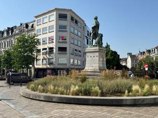 Op het 3e verdiep bieden wij een lichtrijke kantoorruimte van 125 m², deels opgedeeld in 5 aparte kantoren. Voorzien van kitchenette en toilet. Gelegen midden in de stad, op wandelafstand van winkels, horeca en openbaar vervoer. Parking Reep bevindt zich vlakbij voor vlotte parkeermogelijkheden. Ideaal voor kantoren. Direct beschikbaar!<br />Er is een klein terras aanwezig. Lift aanwezig in het gebouw.<br /><br />Onroerende voorheffing ten laste van de huurder. <br />Provisie gemene delen €500 per kwartaal <br /><br />EPC label: D<br />Contacteer Center Office via info@centeroffice.be of 09 279 11 22