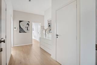 <p><strong>Sfeervol gerenoveerd en gemeubeld appartement in de bruisende wijk ’t Eilandje.</strong></p>
<p>Bent u op zoek naar een modern appartement met een toplocatie? Dit prachtig gerenoveerde appartement in de gewilde wijk ’t Eilandje biedt u de ideale mix van comfort, licht en ruimte. Het bevindt zich op de 3e verdieping van een verzorgd gebouw met lift, direct naast het MAS en op wandelafstand van het stadscentrum, gezellige horeca, culturele hotspots en de Schelde. Ook de haven van Antwerpen ligt vlakbij en een directe tramverbinding zorgt voor snelle toegang tot de binnenstad.</p>
<p><strong>Indeling van het appartement: </strong><span>U wordt verwelkomd in een royale inkomhal met parketvloer, die toegang biedt tot een gastentoilet met wandcloset en een ruime berging/wasruimte. </span><span>De lichte woonkamer is voorzien van grote schuiframen naar het terras voor een overvloed aan natuurlijk licht. Tevens voorzien van een haard-TV meubel met sfeevolle elektrische sierhaard. Verder biedt de</span><span> eigentijdse keuken met eetbarretje, alle hedendaagse apparatuur, waaronder een inductiekookplaat, vaatwasser, combi-oven/microgolf en koel-vriescombinatie. Een elegante bar scheidt de keuken van de woonkamer, wat een gezellige en open sfeer creëert.</span></p>
<p>Verder heeft het appartement twee ruime slaapkamers. De masterslaapkamer heeft een stijlvolle parketvloer en kastruimte. De tweede slaapkamer, direct gelegen naast de living, welke tevens gebruikt kan worden als bureau, heeft een schuifraam naar het terras en biedt prachtige zichtlijnen naar buiten. Een speelse opening tussen de woonkamer en deze kamer zorgt voor extra lichtinval, maar kan eenvoudig worden afgesloten met een harmonica-schuifdeur voor meer privacy. Vervolgens een badkamer met een ligbad/douche-combinatie, voorzien van een douchescherm en dubbele wastafel. </p>
<p><br />Mogelijkheid om ondergronds een autostaanplaats te huren op -2 aan 125 EUR/ maand. <br /><br /></p>
<p><strong>Troeven:<br /></strong><span>- Hoogwaardig en smaakvol gemeubeld appartement<br /></span><span>- Ideale ligging nabij MAS, haven en stad<br /></span><span>- Lift aanwezig<br /></span><span>- Electrische vloerverwarming (gunstig in energieverbruik)</span></p>