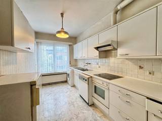 <p><span>Op een uitstekende locatie, vlak aan de brug van Willebroek en op wandelafstand van het centrum, vinden we dit appartement met heel wat potentieel. Dankzij de centrale ligging bevinden winkels, horecazaken, scholen en andere voorzieningen zich allemaal in de nabije omgeving.</span></p><p><span>Het appartement is gelegen in een kleinschalig gebouw <strong>zonder maandelijkse gemeenschappelijke kosten</strong>, wat een mooie troef is voor zowel eigen bewoning als investering. De woning beschikt over een praktische indeling met twee ruime slaapkamers, een badkamer, een apart toilet, een keuken en een gezellige leefruimte.</span></p><p><span>Een absolute meerwaarde is het aangename <strong>zuidgerichte terras</strong>, waar u in alle rust van de zon kunt genieten.</span></p><p><span>Het appartement dient <strong>volledig naar eigen smaak gerenoveerd te worden</strong>, maar biedt hierdoor net de mogelijkheid om de ruimtes en afwerking volledig aan te passen aan uw eigen wensen en hedendaagse normen. Een interessante opportuniteit voor wie op zoek is naar een appartement met potentieel en graag zelf de handen uit de mouwen steekt.</span></p><p><span>Kortom, een centraal gelegen appartement met twee ruime slaapkamers, een zonnig terras en vooral veel mogelijkheden, gelegen in een gebouw zonder maandelijkse kosten.</span></p>