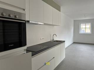 <p><span>Aankoop mogelijk aan 6% btw. Nieuwbouwappartementen in het hart van Halle-Zoersel</span></p><p><span>Ontdek deze stijlvolle nieuwbouwappartementen op een centrale ligging in Halle-Zoersel. Dankzij de nabijheid van winkels, scholen, openbaar vervoer en belangrijke invalswegen geniet u hier van een uitstekende bereikbaarheid en alle voorzieningen binnen handbereik.</span></p><p><span>De appartementen worden ontworpen met oog voor comfort, duurzaamheid en energiezuinig wonen. </span></p><p><span>* Aankoop aan 6% btw mogelijk volgens de geldende wettelijke voorwaarden.</span></p><p><span>* Ondergrondse staanplaatsen </span></p><p><span> </span></p>