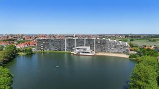 Ce studio est situé au sixième étage du domaine Laguna Beach, un domaine privé unique de plus de 6 hectares à Knokke et Heist. Grâce à son emplacement exceptionnel, vous pourrez profiter ici d'un environnement calme et verdoyant, tout en étant à proximité de la digue, de la plage et du parc Directeur-Général Willems.<br /><br />Laguna Beach est réputé pour son parc magnifiquement entretenu, sa plage privée au lac de Heist et sa piscine intérieure, ce qui permet aux résidents de profiter toute l'année d'un environnement de vie agréable et relaxant. Le domaine offre une combinaison unique de nature, de tranquillité et de proximité de la côte.<br /><br />Le studio dispose d'un agencement pratique avec beaucoup d'espace de rangement, ce qui assure un confort de vie optimal. Le salon donne sur une grande terrasse où vous pourrez profiter d'une vue dégagée magnifique. Grâce à son emplacement au sixième étage, vous bénéficierez également d'une belle luminosité et d'un sentiment d'espace.<br /><br />Un atout supplémentaire est l'installation électrique conforme, ce qui rend la propriété immédiatement prête à emménager et conforme aux normes actuelles.<br /><br />Ce studio est la base idéale pour une résidence secondaire à la mer, un investissement ou une résidence principale compacte pour ceux qui veulent profiter de tout ce que la côte belge a à offrir.<br /><br />Vous recherchez un studio soigné dans un emplacement unique près de la mer, de la nature et de nombreuses possibilités de détente ? Contactez-nous dès aujourd'hui pour plus d'informations ou une visite sur place.