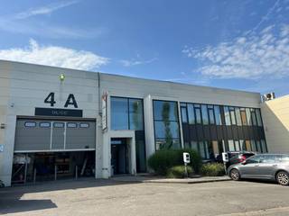 Strategisch gelegen bedrijfsgebouw bestaande uit 754m² opslagruimte met 249 m² kantoren te huur langs de bedrijvige Leuvensesteenweg. De loods...