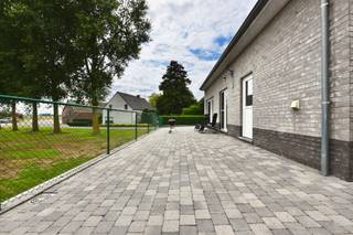 Deze rustig en landelijk gelegen woning ligt aan de grens van Nederland en heeft de volgende indeling: Inkomhal met gastentoilet, een...