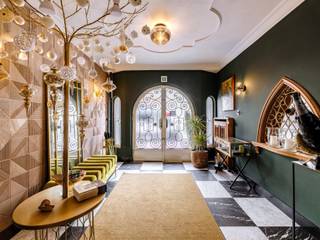 Laat je betoveren door dit prachtige, statige herenhuis in het hart van Mechelen. Met zijn royale ruimtes, verfijnde afwerking en authentieke karakter biedt dit unieke pand een uitzonderlijk wooncomfort en eindeloze mogelijkheden.<br /><br />Bij binnenkomst word je verwelkomd in een indrukwekkende inkomhal die de grandeur van het pand meteen voelbaar maakt. Op het gelijkvloers bevinden zich een inpandige garage, een stijlvolle eetruimte, een keuken, een toilet en een bureauruimte. Vanuit de eetruimte heb je toegang tot een prachtige stadstuin, een oase van rust midden in de stad.<br /><br />Via de majestueuze trap bereik je de eerste verdieping, waar een ruim woongedeelte met open keuken zich bevindt. Aansluitend vind je een royale slaapkamer met een terras en toegang tot de tuin, een ruime inloopdressing en een luxueuze badkamer.<br /><br />Op de tweede en derde verdieping bevinden zich in totaal zes ruime kamers, elk met een eigen badkamer. De derde verdieping beschikt bovendien over een wasruimte en een aparte kitchenette, ideaal voor gasten of inwonende familieleden. Alle kamers zijn voorzien van airconditioning en een eigen zekeringskast.<br /><br />Kortom, dit karaktervolle herenhuis combineert ruimte, luxe en comfort. Met zijn zeven stijlvolle kamers, een prachtige stadstuin en de vele mogelijkheden voor co-housing, kangoeroewonen of ondernemerschap, biedt het een unieke leefervaring.<br /><br />Bijzonderheden: <br />- High-end afwerking en instapklaar<br />- Ruim en veelzijdig herenhuis met karakter<br />- Mogelijkheid tot overname meubels<br />- Perfect als exclusieve privéwoning of kangoeroewoning