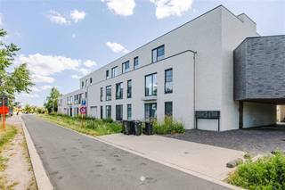 <p><span>BEVEREN-WAAS -  Vous cherchez un appartement spacieux avec grande terrasse à vendre à Beveren ? Dans ce cas, lisez ce qui suit !</span></p><p><span> </span></p><p><span>Découvrez cet appartement aux finitions récentes et qualitatives dans la </span><span>résidence ‘Nest’</span><span> (année de construction 2022), située entre les champs et à proximité du centre de Beveren-Waas.</span></p><p><span> </span></p><p><span>Les principaux atouts en bref :</span></p><ul><li><span>Appartement nouvellement construit (2022) – vente sous droits d'enregistrement ! </span></li><li><span>Espace de vie spacieux (86 m²)</span></li><li><span>Classe énergétique très basse (label A)</span></li><li><span>1 chambre avec salle de bain attenante</span></li><li><span>Terrasse spacieuse orientée au sud avec soleil l'après-midi et le soir (37m² !)</span></li><li><span>Finitions de haute qualité : parquet en céramique, cuisine de luxe, climatisation, armoires encastrées,...</span></li></ul><p><span> </span></p><p><span>Voici à quoi ressemble l'appartement :</span></p><p><span>Dans la nouvelle résidence 'Nest' se trouve ce bel appartement à haute performance énergétique. L'appartement comprend un hall d'entrée avec vestiaire et toilettes invités, un grand espace de vie avec cuisine ouverte et accès à la spacieuse terrasse de 37m² orientée au sud. Une chambre avec armoire encastrée et salle de bain attenante (douche à l'italienne et lavabo). Très grand espace de rangement dans l'appartement. </span></p><p><span> </span></p><p><span>L'appartement dispose d'un chauffage par le sol.</span></p><p><span> </span></p><p><span>Possibilité d'acheter un parking souterrain (€ 25,000).</span></p><p><span> </span></p><p><span>Grâce à son </span><span>agencement bien pensé</span><span>, ses </span><span>excellentes finitions</span><span> et ses </span><span>techniques d'efficacité énergétique</span><span>, cet appartement est un </span><span>achat sans souci</span><span> – idéal pour une occupation personnelle ou comme investissement stable.</span></p><p><span> </span></p>