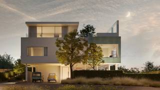 Op het hoogste punt van Sint-André, met een schitterende zicht op zee en duinen, vinden we deze exclusieve woningen Villa H en Villa O - samen H²O - te koop. Deze luxueuze woningen zijn het resultaat van een unieke samenwerking tussen toparchitect Stéphane Beel, porseleinkunstenaar Piet Stockmans en gerenommeerd landschapsarchitect Martin Wirtz. Villa O, met een bewoonbare oppervlakte van 465 m², biedt een gelijkvloerse inkomhal met een apart toilet, een trap én een huislift. Op de eerste verdieping leidt de nachthal naar de master bedroom met ensuite badkamer en dressing, twee extra slaapkamers, een apart toilet en een tweede badkamer.Op de tweede verdieping vindt u een lichtrijke leefruimte, eetplaats en keuken, alsook een uitzonderlijk dakterras met mogelijkheid tot zwembad. De ondergrondse verdieping beschikt over een inpandige garage, toegankelijk via een gelijkvloerse inrit met autolift, een fietsenstalling en een multifunctionele ruimte die perfect kan dienen als home cinema of ontspanningsruimte.De verkoopprijs is de semi-cascoprijs. De afwerking kan u nog volledig zelf kiezen!Het is tevens mogelijk de villa's samen aan te kopen en één grote woning naar wens te creëren. Interesse in deze absolute opportuniteit op het hoogste punt van Sint-André? Neem dan zeker contact op met de dossierverantwoordelijke Sarah Velle via 0470 10 52 78 of sarah.velle@dewaele.com.