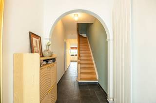 <p><span>Ontdek deze </span><span>instapklare gezinswoning</span><span> nabij de </span><span>Hobokense Polder</span><span> en Antwerpen-Zuid. Deze charmante woning ligt aan de rustige Jules Destréestraat in Hoboken. Een ideale ligging dichtbij winkels, scholen, openbaar vervoer en de belangrijkste invalswegen.<br />De woning beschikt over een ruime leefruimte met gezellige houtcassette, een volledig ingerichte, moderne keuken, </span><span>3 ruime slaapkamers</span><span>, en een 4</span><span><sup>e</sup></span><span> compacte kamer die flexibel kan worden ingericht als bureau, babykamer, dressing of extra bergruimte.<br /><br />Ook energetisch werden al belangrijke investeringen uitgevoerd. Zo werd een nieuwe condensatieketel op gas geplaatst en beschikt de woning over </span><span>8 zonnepanelen</span><span>. Het huidige EPC-label C werd opgemaakt vóór deze verbeteringen.<br />Buiten beschik je over een voortuin voorzien van een </span><span>praktische fietsenstalling</span><span> en achteraan een aangelegde </span><span>zonnige</span><span> </span><span>tuin met terras</span><span>.<br /><br /></span><span>Indeling<br />Gelijkvloers</span><span><br />- Inkomhal<br />- Grote leefruimte<br />- Volledig ingerichte keuken<br />- Tuin & terras<br /><br /></span><span>Eerste verdieping</span><span><br />- Nachthal<br />- 2 ruime slaapkamers<br />- Apart toilet<br />- Bureau/babykamer/dressing/bergruimte<br /><br /></span><span>Tweede verdieping</span><span><br />- Ruime nachthal<br />- 3</span><span><sup>e</sup></span><span> ruime slaapkamer met aanpalende dressing<br />- Badkamer met douche en toilet<br /><br /></span><span>Troeven</span><span><br />- 3 ruime slaapkamers<br />- Kelder<br />- Rustige ligging<br />- Tuin<br />- Instapklaar<br />- Zonnepanelen<br />- Conforme elektrische installatie<br /><br /></span><span>Ben jij geïnteresseerd in deze ruime woning in Hoboken, ben je op zoek naar ander vastgoed of wens je de waarde van jouw eigendom te kennen? Dan ben je bij BOLT immo aan het juiste adres! Wij helpen jou graag verder.</span></p><p><span> </span></p>