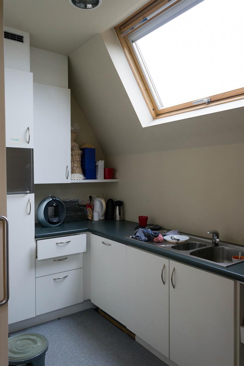 Ruim kantoor over de volledige 2e verdieping - foto 4