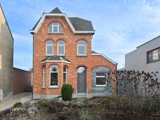 Deze ruime en karaktervolle woning is uitstekend gelegen in het hart van Erondegem en combineert authentieke charme met hedendaags comfort.Op het...