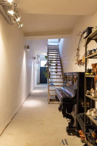 Ben je op zoek naar een woning met veel ruimte, 4 volwaardige slaapkamers en een ruime leefruimte met open keuken? Dan is dit pand in de Kerkhofstraat te Boom precies wat je zoekt. De woning beschikt over een indrukwekkende garage van 108m², ideaal voor de kleine zelfstandige, hobbyist of voor extra stockage. Verder beschikt de woning over een inkomhal, apart toilet, ruime woonkamer met open volledig geïnstalleerde keuken, berging voorzien van een douche en aansluiting voor wasmachine en droogkast. 1eV: nachthal, badkamer voorzien van alle comfort, master bedroom met dressing (25,6m²) en ruime slaapkamer (23,6m²). 2eV: 2 ruime slaapkamers. Aangename tuin waar het lekker vertoeven is met druivelaar en vijgenboom. Deze woning biedt een unieke combinatie van wooncomfort en professionele mogelijkheden. Perfect voor wie wonen en werken wil combineren. Extra troeven: centrale ligging, vlot bereikbaar en nabij winkels en voorzieningen, airco, domotica Niko home, ingemaakte kasten,... Zeker een bezoekje waard. Voor meer info of een bezoek bel gerust het nummer: 03/283.84.84 of mail naar christel@ax-quality.be Vg/Wg/Gmo/Gvkr/Gvv EPC 241KWh/m² UC 3743066