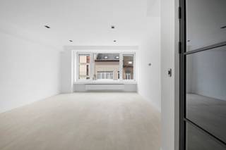 Dit appartement ligt aan de bruisende Turnhoutsebaan in Borgerhout, een levendige buurt met een rijke mix van cultuur, winkels en gezellige eetgelegenheden. Dankzij de nabijheid van openbaar vervoer, scholen en groene parken, combineert deze locatie stedelijke dynamiek met praktische voorzieningen en ontspanning. Met hotspots zoals De Roma en diverse wereldkeukens om de hoek is dit de ideale plek voor wie houdt van een levendig stadsleven.<br /><br />Indeling: inkomhal ruim voorzien van ingemaakte kasten, apart toilet en handige berging. De keuken is voorzien van alle hedendaagse comfort. De woonkamer op parket geniet veel daglicht. De trendy badkamer is voorzien van inloopdouche en dubbele lavabo. Bovendien een aparte berging voor wasmachine. Verder beschikt u over twee mooie slaapkamer waarvan één toegang verleent tot het terras.<br /><br />Het appartement is recent gerenoveerd met hoogwaardige materialen.<br /><br />Alg onkosten bedragen €250 per maand (water, verwarming, syndicus, elektr. gemene delen, blokpolis, ..)<br /><br />EPC: 166KwH/m²/jaar.