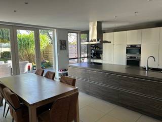 Te koop:<br />Instapklare en energiezuinige gezinswoning met zuidgerichte tuin en landelijk uitzicht. <br />We verkopen onze gerenoveerde gezinswoning: een half open bebouwing waar comfort, rust en gezinsleven perfect samenkomen. <br />De woning bevindt zich in een kindvriendelijke en autoluwe woonwijk, waar je het landelijke gevoel goed vasthouden dankzij het zicht op de achterliggende velden.<br />Tegelijkertijd bevindt de woning zich op een boogscheut van scholen, winkels en openbaar vervoer. Kortom, een goede combinatie van rust en bereikbaarheid.<br />De instapklare gezinswoning biedt vier ruime slaapkamers en twee badkamers, ideaal voor wie graag extra ruimte wil voor het hele gezin.<br /><br />Via de inkomhal met gastentoilet betreed je de lichtrijke en open leefruimte. Dit vormt het hart van het huis. Vanuit de volledig ingerichte keuken heb je prachtig zicht op de tuin (met speeltoestellen) en de achterliggende weilanden. De keuken en leefruimte vloeien naadloos in elkaar over, wat een heerlijk gevoel van ruimte creëert. <br /><br />Op de eerste verdieping bevindt zich de ruime masterbedroom – met zicht op de landelijke omgeving – en eveneens een ruime tweede slaapkamer.<br />Bovendien zijn op deze verdieping ook twee badkamers aanwezig. <br />Via de vaste trap bereik je de zolderverdieping. Hier vind je nog twee mooie kamers terug; elk met voldoende licht en bergruimte (ingemaakte kasten). <br />Alle kamers zijn uitgerust met toestellen voor airco en verwarming.<br />Bovendien zorgen de 13 zonnepanelen voor een lagere energierekening en een duurzame levensstijl.<br />Energie:<br />Energielabel B (EPC 159 kWh/m²)<br />Beschikbaar: maart/ april 2026<br />Interesse?<br />Maak dan zeker een afspraak voor de kijkdag op 6/12/2025.<br />via michielsenelke@gmail.com of 0472/33.77.79<br />GEEN IMMO<br /> <br /><br /><br /><br /><br />