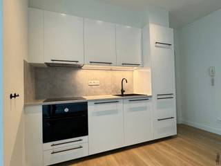 Centraal gelegen studio op 50m² nabij het centrum<br /><br />GA NAAR WWW.DEBOERENPARTNERS.BE OM RECHTSTREEKS UW ONLINE AFSPRAAK IN TE PLANNEN<br /><br />De studio bevindt zich op de Italiëlei nabij het centrum, het Eilandje, scholen, openbaar vervoer en invalswegen<br /><br />De indeling is als volgt: <br />- Leefruimte<br />- Open, geïnstalleerde keuken<br />- 1 slaapkamer<br />- Badkamer met douche, lavabo en toilet<br />- Berging met aansluiting voor wasmachine/droogkast<br /><br />Bijzonderheden: <br />- Algemene kosten: €90,00 per maand voor onderhoud en gebruik gemeenschappelijke delen + water<br />- onmiddellijk Beschikbaar <br /><br /><br />GA NAAR WWW.DEBOERENPARTNERS.BE OM RECHTSTREEKS UW ONLINE AFSPRAAK IN TE PLANNEN