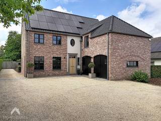 <p>Deze ruime en veelzijdige woning (360 m²) combineert comfortabel wonen met tal van mogelijkheden voor zelfstandigen, vrije beroepen en gezinnen. Dankzij het uitstekende EPC-label A, de hoogwaardige afwerking en de doordachte indeling geniet u van optimaal wooncomfort.</p>
<p>De lichtrijke leefruimte met open, volledig uitgeruste keuken vormt het hart van de woning en biedt een mooi zicht op de tuin. Aansluitend bevinden zich een praktische bijkeuken, berging en wasplaats. Op het gelijkvloers vindt u een volledig ingerichte praktijkruimte met aparte ingang, wachtruimte en eigen sanitair, ideaal voor een professionele activiteit aan huis. De verdieping omvat een ruime polyvalente ruimte, een master bedroom met ingemaakte kasten en ensuite badkamer, twee extra slaapkamers en een apart toilet. De zolder biedt bijkomend uitbreidingspotentieel.</p>
<p>Buiten geniet u van een zonnige, onderhoudsvriendelijke tuin met zuidgericht terras. Bovendien beschikt het perceel over een ruime multifunctionele werkruimte met inpandige parkeermogelijkheid, perfect als atelier, opslagruimte of werkplaats. Rustig gelegen met een vlotte verbinding naar Brussel, de luchthaven, de A12 en de Brusselse Ring.</p>
<p></p>
<p><strong>Troeven:</strong></p>
<ul>
<li>EPC A</li>
<li>zonnepanelen met batterijen</li>
<li>vloerverwarming</li>
<li>airco's met warmtepomp</li>
<li>regenwaterput van 15.000 liter</li>
<li>praktijkruimte met aparte ingang en multifunctionele werkruimte</li>
</ul>
<p>Te koop zonder makelaar via Smart Houses. Meer informatie of een bezoek? Contacteer de eigenaar rechtstreeks op 0473/29.85.85.</p>