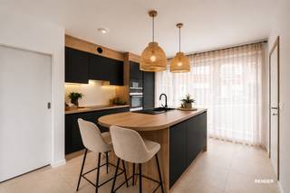 <p><strong>Ben je op zoek naar een energiezuinige en instapklare nieuwbouwwoning met 3 slaapkamers, een bewoonbare oppervlakte van maar liefst 175 m² en een centrale ligging? Gevonden!</strong></p>

<p>Deze moderne woning onderscheidt zich door haar uitstekende energieprestaties en hedendaags wooncomfort. Met een EPC-label A (13 kWh/m²jaar), vloerverwarming en koeling, warmtepomp, zonnepanelen, hoogrendementsbeglazing en een regenwaterput geniet je van een uiterst duurzame en energiezuinige woonomgeving. Bovendien bevindt de woning zich op een centrale locatie, vlakbij winkels, scholen, openbaar vervoer, het station en belangrijke invalswegen. Extra interessant is dat deze woning verkocht wordt onder het gunstige <strong>6%-btw-tarief</strong> (onder voorwaarden).</p>

<p>Op het gelijkvloers vind je een inkomhal met gastentoilet, een ruime eetkamer met aansluitende open keuken, volledig uitgerust met een inductiekookplaat, dampkap, oven, microgolfoven, koelkast, diepvries, vaatwasser en enkele spoelbak, evenals een grote praktische berging. Vanuit de eetkamer heb je directe toegang tot de aangename tuin met terras, ideaal om te ontspannen of gezellig buiten te eten. De eerste verdieping is volledig ingericht als leefverdieping en biedt een lichtrijke woonkamer met toegang tot een ruim terras. Daarnaast bevindt zich hier ook de technische ruimte. Op de tweede verdieping bevinden zich drie volwaardige slaapkamers, een apart toilet en een stijlvolle badkamer uitgerust met een douche, ligbad en dubbele wastafel.</p>

<p>Ben je op zoek naar een ruime, duurzame en zorgeloze gezinswoning op een uitstekende ligging? Contacteer ons vandaag nog voor een bezoek en ontdek zelf alle troeven van deze woning!</p>