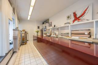 <strong>Handelswoning met veel potentieel</strong>, gelegen in een hoekgebouw nabij de Abdijstraat. Winkels en openbaar vervoer bevinden zich dus vlakbij. Achter de karaktervolle gevel schuilt een goed onderhouden eigendom met koer en garage. <br />Ondanks de liefdevolle zorg van de huidige eigenaar door de jaren heen, is de woning toe aan modernisering. <br /><br /><strong>Indeling:</strong><br /><br />GVL: Winkel, inkomhal, keuken, wc, koer, garage en toegang tot de kelder.<br />V1: Nachthal, 3 slaapkamers, woonkamer en badkamer.<br /><br /><strong>Bijzonderheden:</strong>
<ul>
<li>Mits het verkrijgen van een vergunning kan je hier 1 of 2 verdiepingen bijbouwen!</li>
<li>Betonnen structuur.</li>
<li>CV op gas.</li>
</ul>