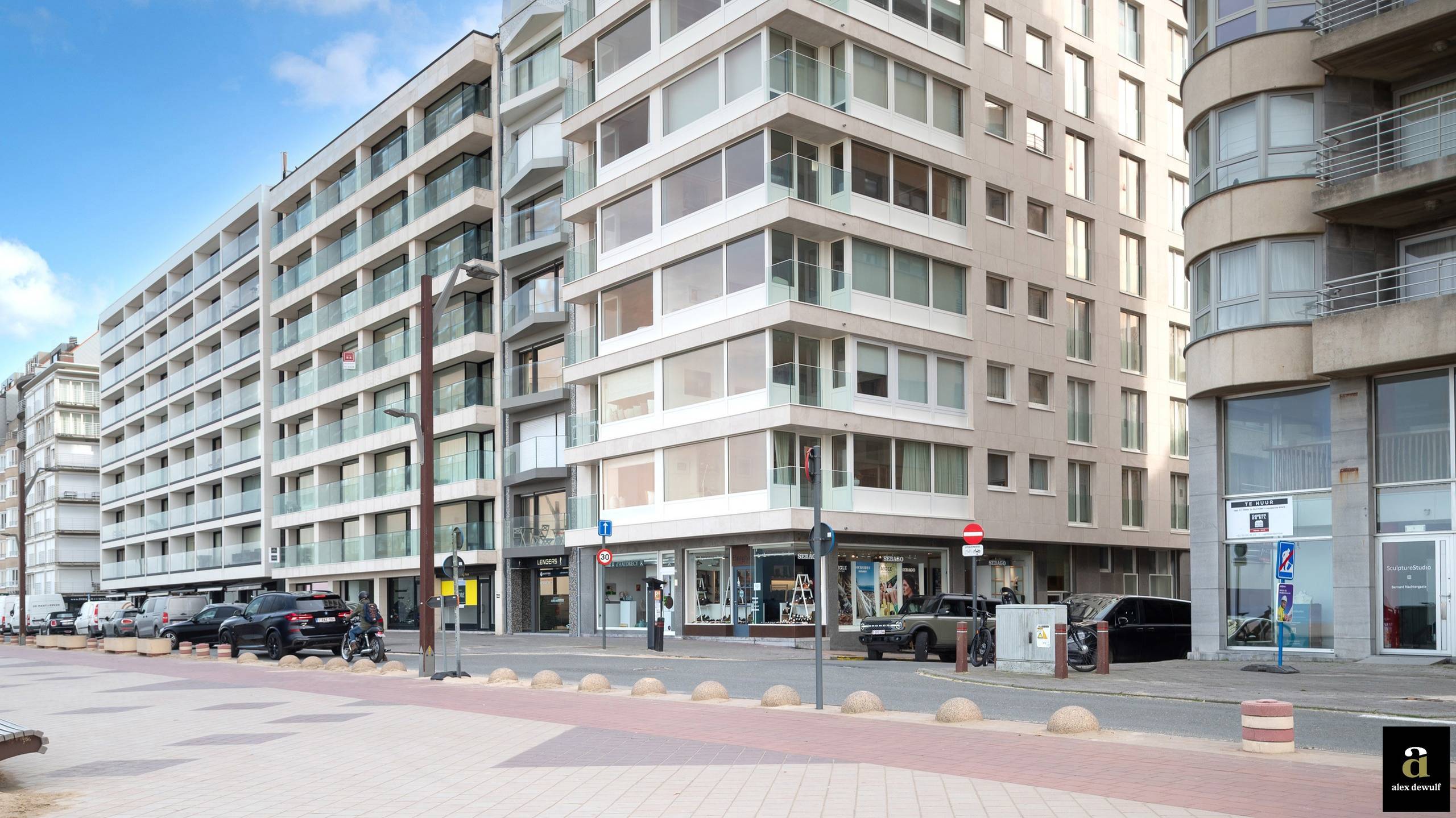 Winkel op de hoek van de Zeedijk met de Strandstraat [Knokke - Zoute]. - foto 2