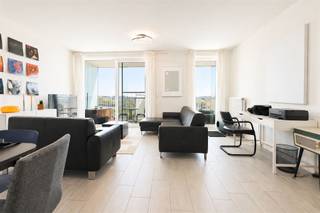 <p><span>Vanop de </span><span>8ste en bovenste verdieping</span><span> woon je hier letterlijk boven de stad, met een open uitzicht en een aangenaam gevoel van ruimte en licht. Dit recente appartement combineert hedendaags wooncomfort met een verrassend </span><span>groene en vlot bereikbare ligging</span><span>, vlakbij </span><span>Park Spoor Oos</span><span>t en met een snelle verbinding naar het centrum.</span></p><p><span> </span></p><p><span>De leefruimte baadt in het </span><span>licht</span><span> dankzij de grote raampartijen en loopt naadloos over in het terras, waar je in alle rust kan genieten van het uitzicht over de omgeving. De </span><span>open keuken</span><span> sluit mooi aan bij het geheel en maakt van de leefruimte een open en gezellige plek. Verder zijn er </span><span>twee volwaardige slaapkamers</span><span>, beide met toegang tot het terras, een badkamer en een praktische berging.</span></p><p><span> </span></p><p><span>Indeling</span></p><p><span>- inkomhal met vestiaire</span></p><p><span>- lichtrijke leefruimte</span></p><p><span>- open keuken</span></p><p><span>- slaapkamer 1</span></p><p><span>- slaapkamer 2</span></p><p><span>- badkamer met inloopdouche</span></p><p><span>- apart toilet</span></p><p><span>- aparte berging</span></p><p><span>- terras met uitzicht (circa 30m</span><span><sup>2</sup></span><span>)</span></p><p><span>- extra kelderberging</span></p><p><span>- autostaanplaats aan te kopen aan €27.000</span></p><p><span> </span></p><p><span>Troeven</span></p><p><span>- bovenste verdieping</span></p><p><span>- open uitzicht</span></p><p><span>- veel lichtinval</span></p><p><span>- vlotte bereikbaarheid</span></p><p><span>- bouwjaar 2018</span></p><p><span> </span></p><p><span>Ben jij geïnteresseerd in dit appartement te koop in Borgerhout? Ben je op zoek naar ander vastgoed of wens je de waarde van jouw eigendom te kennen? Dan ben je bij BOLT Immo aan het juiste adres! We helpen jou graag verder! Bel 03/568.68.06 of mail <span>info@bolt.immo</span></span></p><p><span> </span></p><p><span> </span></p><p><span> </span></p><p><span> </span></p>