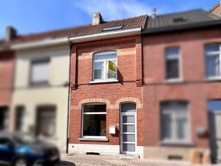 Ontdek in Ninove deze karaktervolle, gesloten bebouwing met tuin gelegen in een rustige, residentiële woonstraat met veel parkeergelegenheid nabij het stadscentrum. De woning beschikt over een bebouwde oppervlakte van 153 m² en biedt veel mogelijkheden. Op het gelijkvloers bevindt zich een veelzijdige voorplaats die kan worden ingericht als bureau, zithoek of een praktische fietsenberging. Aansluitend vindt u een ruime leefruimte met aanbouw, een open keuken en een badkamer met inloopdouche en toilet. Verder is er een praktische hal met bergruimte die ook de doorgang naar de tuin vormt. Het 1<sup>ste</sup> verdiep omvat een nachthal met 2 ruime slaapkamers. De zolderverdieping is reeds geïsoleerd en voorzien van dakvensters. Deze is bereikbaar via een vaste trap en biedt de mogelijkheid om verder af te werken voor het maken van extra slaapkamers. Verder beschikt de woning over centrale verwarming op aardgas, PVC-ramen met dubbele beglazing en een gezellige tuin met aangelegd terras. De woning is asbestveilig en beschikt over een gunstig EPC-label C. Deze op te frissen woning is ideaal als investeringspand of voor wie op zoek is naar een karaktervolle gezinswoning met tuin nabij het centrum en dichtbij belangrijke verbindingswegen richting Brussel-Gent-Aalst. Wenst u meer informatie of een bezoek? Neem dan contact op 054/69.68.67.