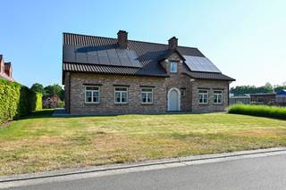 <p>Stop met zoeken, want jouw droomhuis staat klaar en wacht op je! Deze prachtige woning uit 1997 combineert ruimte, comfort en een groene omgeving, en is nu te koop bij Immo Mezza!<br /><br /></p>
<p>Ontdek de troeven van dit pareltje:<br /><br /></p>
<ul>
<li><strong>Maar liefst 304m² bewoonbare oppervlakte:</strong> Genoeg ruimte voor het hele gezin en meer!</li>
<li><strong>4 ruime slaapkamers:</strong> Iedereen z'n eigen plekje.</li>
<li><strong>Bureau/extra slaapkamer:</strong> Flexibiliteit troef!</li>
<li><strong>Prachtige tuin van 17 are: </strong>Heerlijk vertoeven in alle privacy.</li>
<li>I<strong>npandige garage voor 2 auto's:</strong> Nooit meer parkeerstress.</li>
<li><strong>Zonnepanelen:</strong> Duurzaam wonen en besparen op je energiefactuur!</li>
<li><strong>Energielabel C:</strong> Comfortabel wonen met een gerust hart.</li>
</ul>
<p>Deze woning is perfect onderhouden en instapklaar. Met zijn ruime indeling en prachtige tuin biedt het de ideale setting voor gezinnen die op zoek zijn naar een harmonieuze levensstijl.<br /><br /></p>
<p>Enthousiast geworden? Wacht niet langer en plan vandaag nog jouw bezichtiging in! Of neem stiekem al een kijkje via onze 3D-Tour <span><strong>hier</strong></span>.<br /><br /></p>
<p>Neem contact op met Niels op 0488 33 81 47<br />Of stuur een mailtje naar<span> </span>info@immomezza.be<br /><br /></p>
<p>Mis deze unieke kans niet!</p>