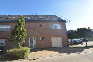 Ruim 2-slaapkamer duplexappartement met terras in kleinschalig gebouw. Het appartement heeft op de eerste verdieping een inkomhal, een toilet met handwasser, een ruime leef-en eetruimte met toegang tot een ruim terras, en een uitgeruste keuken. Op de duplexverdieping bevinden zich naast de nachthal, een badkamer met ligbad en douchescherm en 2 slaapkamers. Op de gelijkvloerse verdieping is er een gemene fietsenberging. Publieke parking vlakbij. ALU schrijnwerk voorzien van dubbele beglazing, Geen lift. CV op aardgas, videofoon. Onmiddellijk beschikbaar. EPC: 193 kWh/m²/j., energielabel: B en UC: 3966826-RES-1. Huur: 850 €/mnd. Voor een bezoek: 052/52.05.05 of axel@ax-quality.be