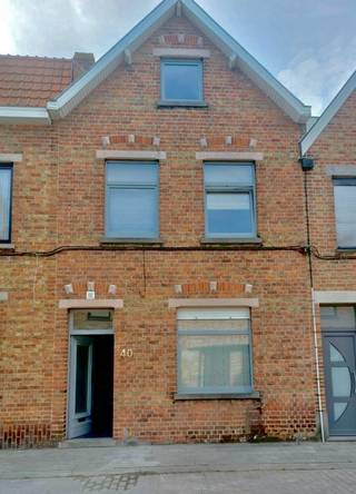 Assebroek, <u><strong>RUIME LICHTRIJKE INSTAPKLARE WONING met GROTE TUIN met  UITWEG en oprit ,</strong></u> <strong><u>mogelijkheid garage te bouwen van zeker 30m²,</u></strong><br /><u><strong>3 SLAAPKAMERS, Badkamer en douchekamer. </strong></u>Supergoede ligging,vlakbij scholen, winkels, bushalte<br />Omvat: inkomhal met nieuw toilet , <u>living van 40m²</u>, ingerichte nette keuken ( oven, gasfornuis ,vaatwas,veel kasten),<u> eetkeuken van 17m²</u> met zicht op zuidoost gerichte tuin met terras, ook op het gelijkvloers, badkamer met ligbad, plaats voor wasmachine en droogkast.<br />1 é Verd: douche kamer met toilet, 2 mooie slaapkamers, overloop naar dakverdieping, waar terug ruime overloop en grote slaapkamer.<br /><br />PVC-ramen met hoogrendementsglas, centrale verwarming op aardgas.<br />Tot in de puntjes verzorgd , JUIST VERHUIZEN !<br /><br /> 