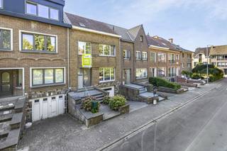 Immo Pické biedt U deze uiterst gunstig gelegen woning aan in de nabijheid van het stadscentrum, winkels, openbaar vervoer, scholen en de belangrijkste verbindingswegen. Deze woning beschikt over een inkomhal, een ruime woonkamer met eetkamer, een keuken, een gastentoilet, een nachthal, 3 slaapkamers (2 grote slaapkamers (19m² en 15m²) en 1 kleine slaapkamer (8m²)) en een badkamer. Daarnaast beschikt deze woning over een ruime INRICHTBARE ZOLDER, verschillende kelderruimtes en een garage. Voor de woning vinden we een open autostaanplaats. <br />Achteraan de woning vinden we een leuke stadstuin met terras.