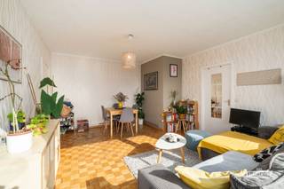 Bent u op zoek naar een instapklaar appartement op een uitstekende locatie in Brussel? Dan zal dit charmante 1-slaapkamerappartement in Residentie Aigle u ongetwijfeld weten te bekoren. Gelegen in Sint-Joost-ten-Node, op een boogscheut van de markt en het Madouplein, geniet u hier van een vlotte bereikbaarheid, tal van winkels, openbaar vervoer en alle dagelijkse voorzieningen binnen handbereik.<br /><br />Het appartement bevindt zich op de vierde verdieping en beschikt over een bewoonbare oppervlakte van 51 m² (volgens EPC). Bij het binnenkomen wordt u verwelkomd in een inkomhal met vestiaire en een apart gastentoilet, een volledig uitgeruste keuken met rechtstreeks toegang tot het aangename balkon met prachtige vergezichten, een ruime en lichtrijke leefruimte en achteraan bevindt zich de comfortabele slaapkamer, die aansluit op de badkamer met douche en een praktisch lavabomeubel.<br /><br />Divers: Elektriciteit conform, EPC D, Individuele verwarming op aardgas (condensatieketel 2016), Dubbele begalzing in PVC raamprofiel, Massief parketvloer, aansluiting wasmachine in badkamer, trimestriële syndicuskosten (reservefonds, verzekering, onderhoud, lift & syndicus) €120/maand, kadastrale gegevens, stedenbouw en syndicus inlichtingen in aanvraag.<br /><br />Dankzij de uitstekende ligging, de praktische indeling en de instapklare afwerking vormt dit appartement een ideale woonst voor starters, alleenstaanden of als interessante investering.<br /><br />Interesse in dit mooie appartement? Contacteer Davy Vermander op 0495 44 77 53 Bel ons vandaag nog voor meer informatie of plan een bezoek in. Wij leiden u graag rond!<br /><br />