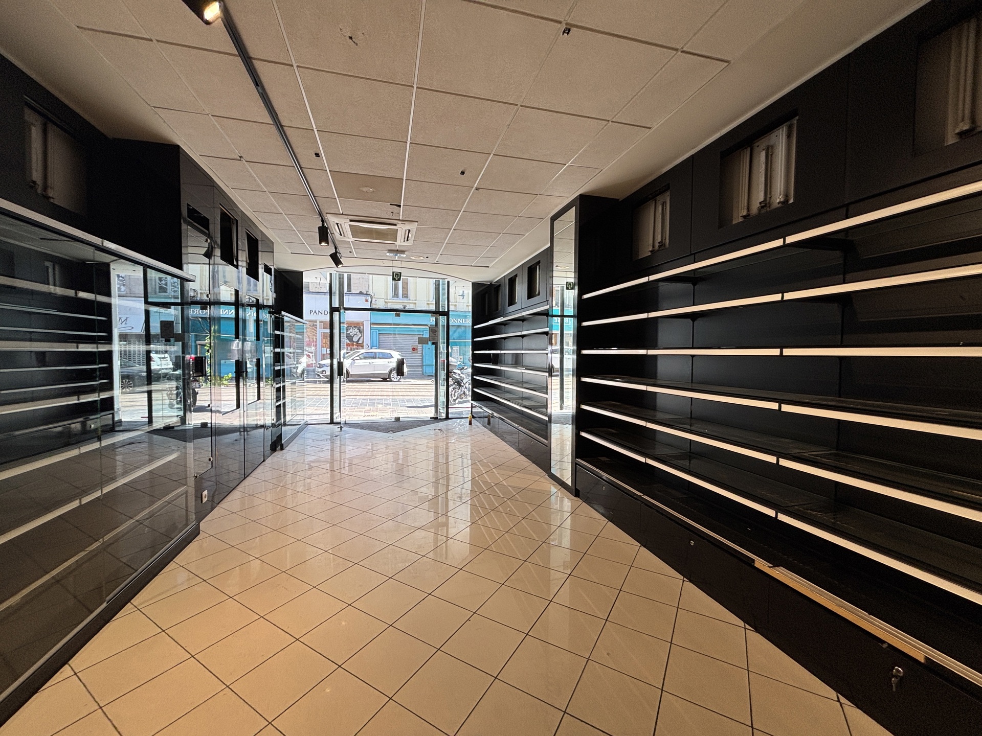 Commercial for rent in Uccle - photo 2