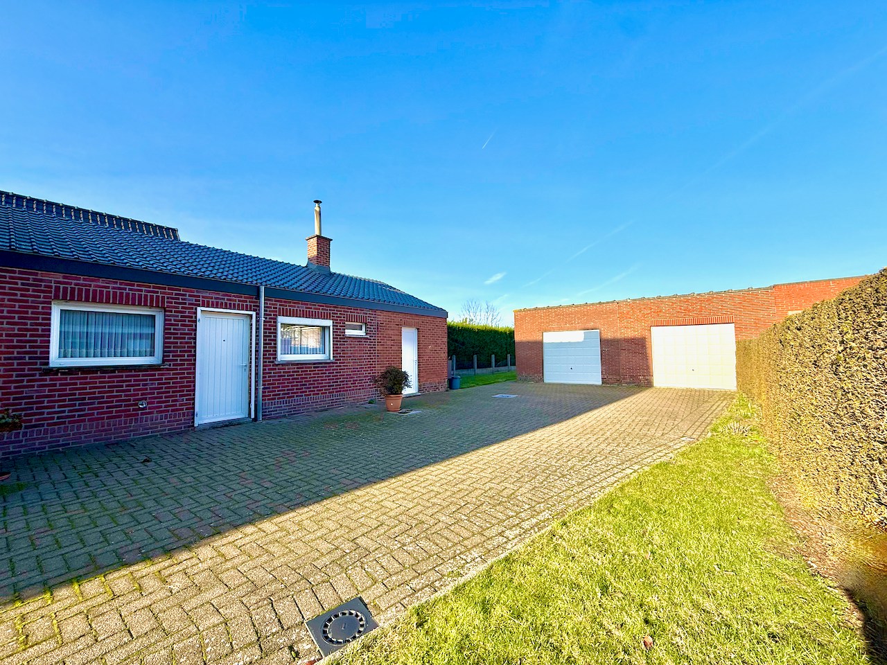 Halfopen bebouwing met vernieuwd dak en topligging in hartje Evergem ! - foto 4