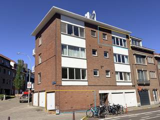 Dit uitermate verzorgd appartement op de Naamsesteenweg te Heverlee combineert comfort, een praktische indeling en een uitstekende ligging. Dankzij de vlotte bereikbaarheid van Leuven, openbaar vervoer, winkels en belangrijke invalswegen geniet u hier van een ideale woonomgeving.<br />Het appartement omvat een lichtrijke woonkamer, een praktische keuken, een badkamer en twee volwaardige slaapkamers. Het terras sluit aan bij één van de slaapkamers en vormt een aangename extra buitenruimte om in alle rust te ontspannen.<br />Daarnaast beschikt het appartement over een private garagebox (met parkeermogelijkheid voor de garagepoort), wat een belangrijke meerwaarde biedt op deze locatie.<br />Met een gunstig EPC-label B en een conforme elektriciteitskeuring voldoet het appartement bovendien aan de huidige normen inzake energiezuinigheid en veiligheid.<br />Een interessant aanbod voor wie op zoek is naar een instapklaar appartement op een centrale ligging in Heverlee, al dan niet als investering.