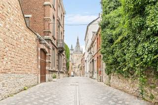 Te koop: opbrengsteigendom bestaande uit een handelsruimte en 2 appartementenOp een uitstekende centrale ligging, vlak bij het station, winkels, scholen en het stadscentrum, bevindt zich deze veelzijdige opbrengsteigendom. De eigendom bestaat uit een handelsruimte en twee appartementen. Wat maakt dit pand uniek?Het gelijkvloers omvat een commerciële handelsruimte op een zichtlocatie in de winkelstraat. De zaak is momenteel ingericht als juwelierszaak en beschikt over onder andere een alarmsysteem, beveiligde rolluiken en airconditioning.Daarnaast omvat de eigendom twee appartementen, elk voorzien van een woonkamer, kitchenette, één slaapkamer en een badkamer. Het pand beschikt bovendien over een ruime gemeenschappelijke zolder, die extra opslagmogelijkheden biedt.Voor wie is dit ideaal?Ideaal voor investeerders die op zoek zijn naar een rendabele opbrengsteigendom met een onmiddellijke huuropbrengst, maar ook voor zelfstandigen die wonen en werken op één locatie willen combineren.Te koop via Immo Beguin, jouw vastgoedexpert sinds 2009, met kantoren in Ronse, Waregem, Kortrijk, Deinze, Doornik en Lessines.Meer info of bezoek aanvragen via: 0490 19 65 07 of aurelie@immobeguin.be.