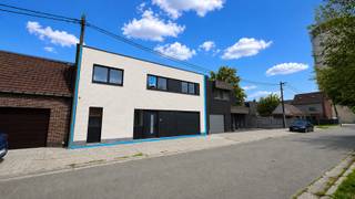 Stijlvol, energiezuinig en volledig afgewerkt: deze moderne nieuwbouwwoning te Assenede is helemaal klaar voor haar eerste bewoners.<br /><br />Op een rustige maar vlot bereikbare ligging te Assenede bevindt zich deze stijlvolle gesloten bebouwing op een mooi perceel.De woning combineert een volwaardige bewoonbare oppervlakte met een doordachte indeling, veel natuurlijk licht en een bijzonder verzorgde afwerking. Aan werkelijk alles werd gedacht, met een duidelijke keuze voor kwaliteitsvolle materialen en hedendaags wooncomfort.<br /><br />De ruime leefruimte sluit naadloos aan op de volledig geïnstalleerde open keuken. Daarnaast is er een afzonderlijk bureau, een inpandige garage en een polyvalente ruimte die perfect kan dienen als extra bureau of speelruimte.<br /><br />Op de verdieping bevinden zich 3 zeer ruime slaapkamers, waaronder een master bedroom met ensuite badkamer. De twee overige slaapkamers beschikken over een tweede gemeenschappelijke badkamer. Ook een praktische wasplaats werd op deze verdieping voorzien.<br /><br />Troeven:<br />- Volledig afgewerkt met kwaliteitsvolle materialen!<br />- Lucht/water-warmtepomp met vloerverwarming én -koeling<br />- 12 zonnepanelen van 450 Wp + ventilatiesysteem D<br />- 3 ruime volwaardige slaapkamers + 2 prachtige badkamers<br />- Afzonderlijke bureauruimte op het gelijkvloers<br />- Inpandige garage<br />- Ruime tuin met betonplaat van ca. 40 m² voor tuinberging en lounge<br />- Aankoop aan 6% btw mogelijk!<br /><br />Een instapklare nieuwbouwwoning waar ruimte, comfort en energiezuinigheid perfect samenkomen. Hier hoeft u enkel nog te verhuizen!<br /><br />Meer info of een bezoek? Bel WIJSvastgoed op +32 9 395 80 10 !