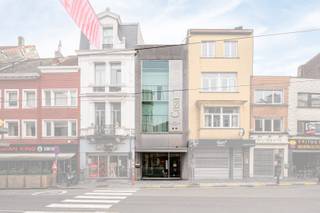 Ligging<br />Op één van de betere locaties in Gent, vlakbij de Kouter, vinden we deze ruime handelswoning. Dankzij de vele passage en vlotte verbinding met openbaar vervoer is het extra interessant om op deze locatie een horecazaak uit te baten. <br /><br />Indeling<br />Op het gelijkvloers vinden we momenteel een horecaruimte van +/- 60m² met koeltoog/toonbank/saladebar en zitplaatsen voor +/- 25 à 30 klanten. Achteraan is er een zeer ruime en uitgeruste keuken van ongeveer 90 m². Op de eerste verdieping (bereikbaar via een trap aan de voorkant en achterkant) vinden we een mooie open ruimte (opnieuw +/- 60 m2) die eveneens kan gebruikt worden voor de uitoefening van horeca. Dankzij de recent geïnstalleerde keukenlift vormt dit de perfecte uitbreiding van de gelijkvloerse ruimte en zorgt dit voor nog eens 25 à 30 eetplaatsen. Deze ruimte werd bovendien recent volledig gerenoveerd en is heel lichtrijk dankzij de grote ramen. Op de tweede en derde verdieping vinden we 4 slaapkamers, een badkamer en in de achterbouw heel veel opslagruimte. <br /><br />Varia<br />De huurprijs betreft een progressieve huurprijs en bedraagt 3.500 euro per maand in het eerste jaar, 4.000 euro per maand in het tweede jaar en 4.500 euro per maand vanaf het derde jaar. Er is een verplichte overname van de bestaande installaties en inrichting.<br /><br />Bent u opzoek naar een moderne locatie voor uw (nieuwe) horecazaak? Aarzel dan niet en neem contact op met Tim voor een bezoek ter plaatse.<br /><br />📞 0487 40 21 28<br />📧 tim@gentill.be