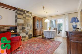 Te renoveren woonst in centrum Vorselaar.<br />Deze woning is uitstekend gelegen dankzij zijn toegankelijkheid vooraan én achteraan het perceel waardoor er een vlotte verbinding is naar de garage en bijhorende opslagplaats.<br /><br />Indeling: inkomhal, ruime en lichtrijke leefruimte, keuken, veranda (met ruimte voor een houtkachel) en een gastentoilet.<br />Op de eerste verdieping treffen we twee grote slaapkamers en een grotendeels gerenoveerde badkamer met wasaansluitingen.<br />Buiten treffen we een mooi onderhouden tuin met achteraan een ruime opslag én garage die tevens langs een achterliggende weg vlot bereikbaar is.<br /><br />Wenst u graag deze woning te bezoeken? Contacteer IMMO SP op het nummer 014/51.95.00 of via caro@immosp.be