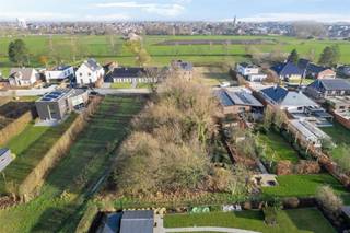 <p><span>Beau terrain de 1.634 m² pour construction libre, situé dans une zone résidentielle de premier ordre près du centre de Putte. </span></p><p><span>Ce beau terrain parfaitement exposé au sud-ouest dans un cul-de-sac offre l'opportunité idéale de réaliser la maison de vos rêves, avec les règles de construction suivantes : largeur de façade de 9,93 m et une profondeur de construction maximale de 17 m au rez-de-chaussée.</span></p><p><span>Le terrain est situé dans un quartier calme, rural et résidentiel, avec des écoles, des magasins et des transports publics accessibles à vélo. Grâce à sa situation centrale entre Bruxelles et Anvers, à proximité des principales voies d'accès, vous bénéficiez également d'une excellente accessibilité.</span></p><p><span> </span></p><p><span>Informations sans engagement au 015/755 444 ou info@immovercammen.be.<br /><br /></span></p><p><span>Certificat d'urbanisme en application.</span></p><p><span> </span></p>