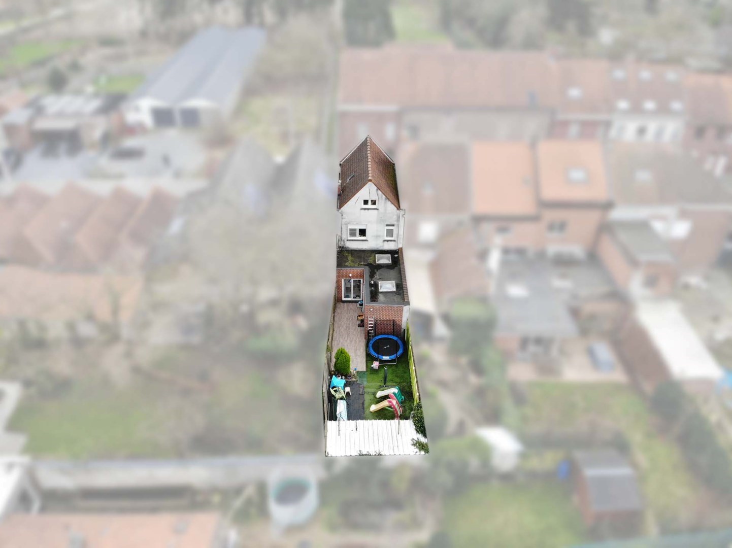 Op te frissen rijwoning met tuin, vernieuwde ramen en geïsoleerd dak. - foto 2