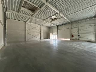 In KMO-zone kanaal is deze nieuwe KMO-unit van 298m² beschikbaar voor verhuur. Voorzieningen om een kantoor/sanitair in te richten. De unit...