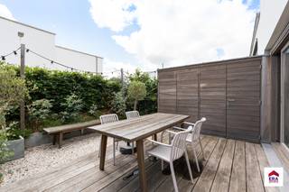 <p>Te koop: moderne halfopen vakantiewonig nabij de duinen.</p>
<p> </p>
<p>Deze woning, gebouwd in 2021, combineert eigentijdse architectuur met een rustige ligging in een groene omgeving. Gelegen in een verzorgd vakantiepark, geniet u van een aangename sfeer en alle faciliteiten binnen handbereik. De halfopen structuur zorgt voor extra lichtinval en privacy, terwijl de nabijheid van het openbaar vervoer uw bereikbaarheid vergroot. Met twee slaapkamers en een praktische indeling is deze vakantiewoning ideaal voor wie comfort en gemak zoekt.</p>
<p> </p>
<p>Belangrijkste ruimtes:<br />• Inkomhal met directe toegang tot de leefruimte.<br />• Gezellige living met veel lichtinval.<br />• Moderne keuken met functionele opstelling.<br />• Badkamer met douche en wastafel.<br />• Twee comfortabele slaapkamers.<br />• Apart toilet.</p>
<p> </p>
<p>Troeven:<br />• Bouwjaar 2021 – instapklaar en energiezuinig.<br />• Rustige ligging in vakantiepark.<br />• Nabij duinen.</p>
<p> </p>
<p>Neem vandaag nog contact op met uw ERA-makelaar voor een bezoek.</p>
<p> </p>
<p>JOUW DROOMHUIS. ZO GEVONDEN!</p>