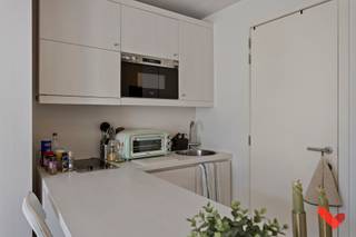 Welkom in deze comfortabele studentenstudio, ideaal gelegen voor een zorgeloze studententijd!<br /><br />Deze studio is louter voor individueel gebruik en is volledig ingericht met een bed, bureau, tafel, boekenrek en kleerkast. Daarnaast beschikt de studio over een eigen ingerichte keuken, douche en toilet. Warm en koud water zijn voorzien, evenals een internetaansluiting via netwerkkabel.<br /><br />In het gebouw zijn volgende (nuts)voorzieningen/diensten aanwezig die gedeeld worden met de andere bewoners: fietsenbergplaats, centrale verwarming en schoonmaak van de gemeenschappelijke delen.<br /><br />De residentie biedt een aangename en rustige woonomgeving en is vlot bereikbaar met het openbaar vervoer en belangrijke invalswegen.<br /><br />Deze studio is enkel beschikbaar voor studenten en is onmiddellijk beschikbaar.<br /><br />Huurprijs: €675 + €90 provisie nutsvoorzieningen.