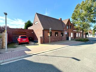 HALFOPEN WONING MET 2 SLPKS (3 MOGELIJK), GARAGE EN TUINIndeling:Glv: inkomhall (3m²) - ruime living met open ingerichte keuken met kookeiland en...