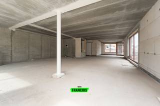 In het recente en kwalitatieve nieuwbouwproject Eilandpark te Sint-Lievens-Houtem bevindt zich deze casco commerciële ruimte met een bruto vloeroppervlakte van ca. 133 m². Dankzij de centrale en vlot bereikbare ligging vormt dit pand een uitstekende opportuniteit voor ondernemers die op zoek zijn naar een professionele en toekomstgerichte werkplek.<br /><br />De ruimte wordt aangeboden in casco toestand, waardoor u de indeling en afwerking volledig kan afstemmen op uw eigen activiteit. Ideaal voor vrije beroepen, kantoren of dienstverlenende activiteiten.<br /><br />Bij aankoop is het verplicht om één ondergrondse en twee bovengrondse parkeerplaatsen te voorzien, wat een duidelijke meerwaarde biedt voor uzelf, uw medewerkers en uw cliënteel.<br /><br />Gelegen in een hedendaags woonproject in volle ontwikkeling, combineert deze ruimte zichtbaarheid, bereikbaarheid en groeipotentieel.<br /><br />