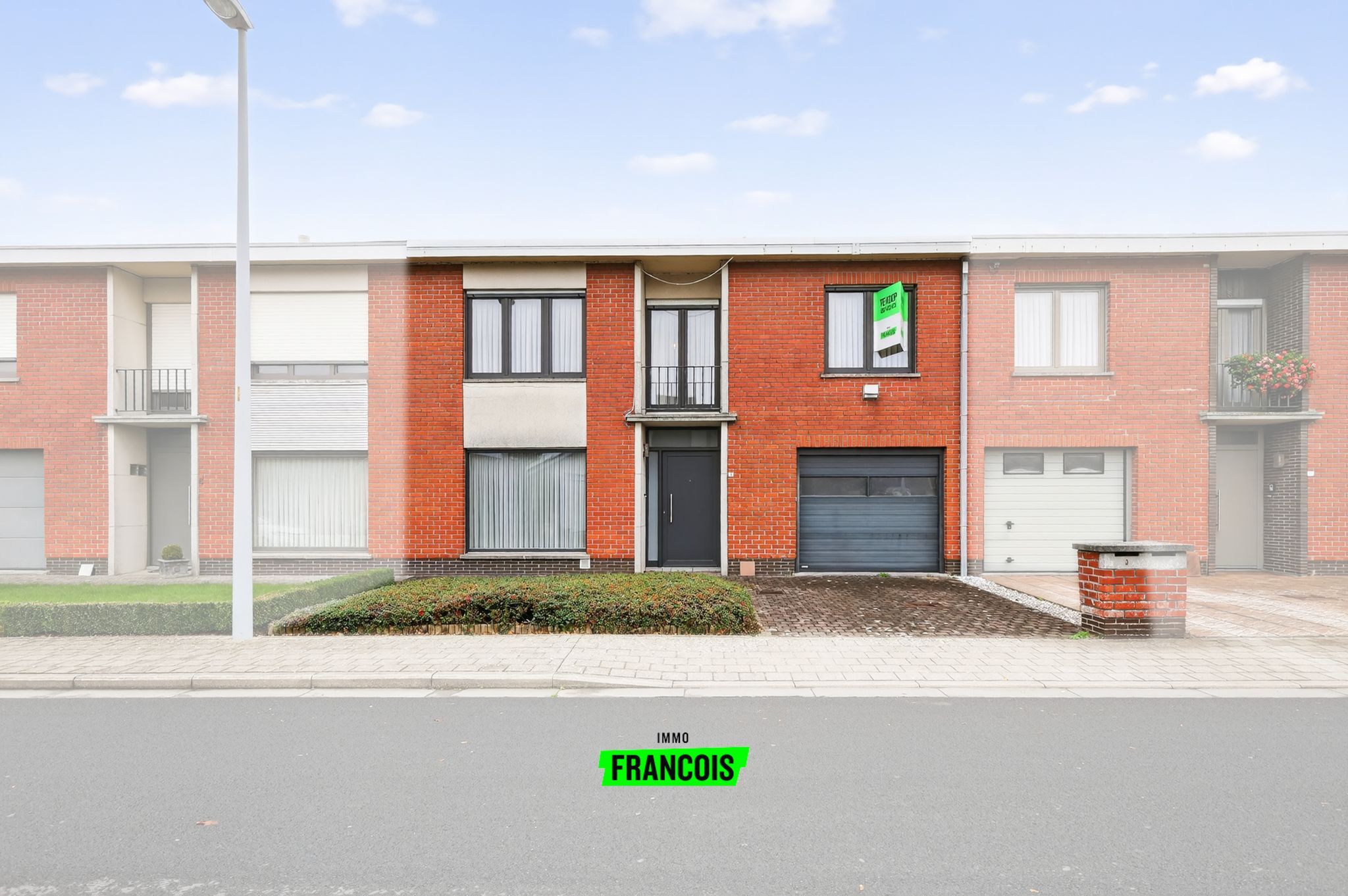 Ruime rijwoning met 4 slaapkamers te koop in centrum Poperinge! - foto 1