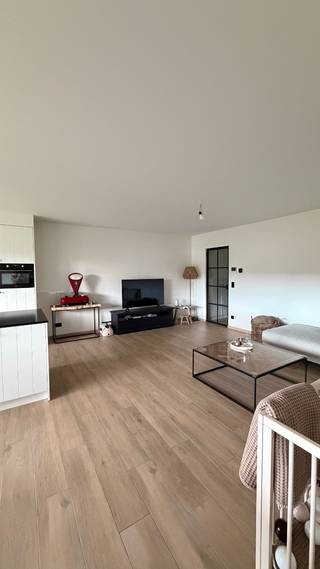 Energiezuinig, gelijkvloers appartement (112,4m) met 3 slaapkamers en een ruim aangelegde tuin. (212m)Omschrijving: Je komt binnen in de inkomhal...